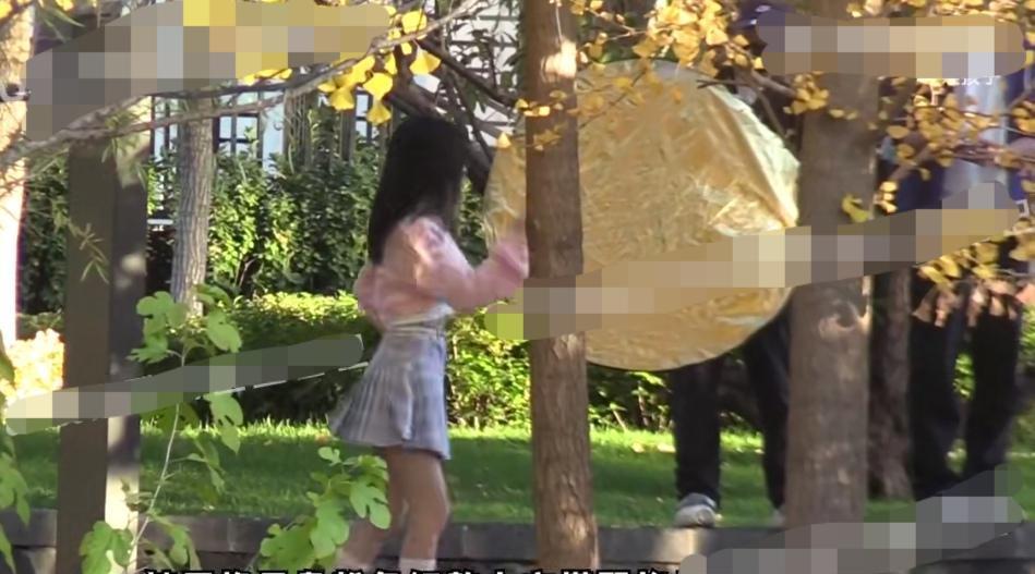 柳岩|柳岩外出拍摄，42岁蹦蹦跳跳似少女，被网友夸希望将来和你一样美