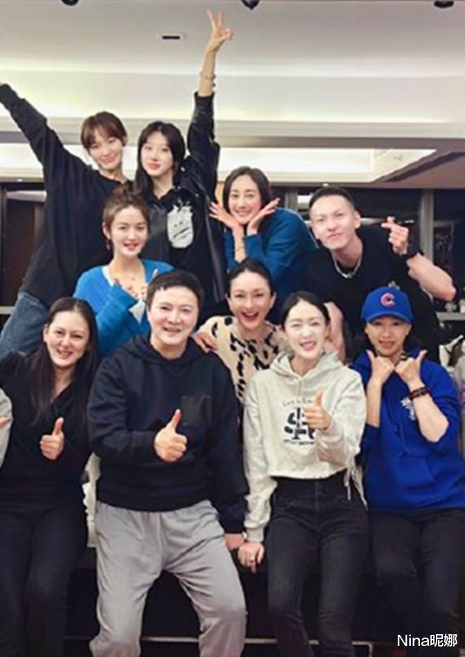 刘亦菲|如懿传线下聚会!周迅穿豹纹上衣站C位地位高,董洁靠边站格格不入