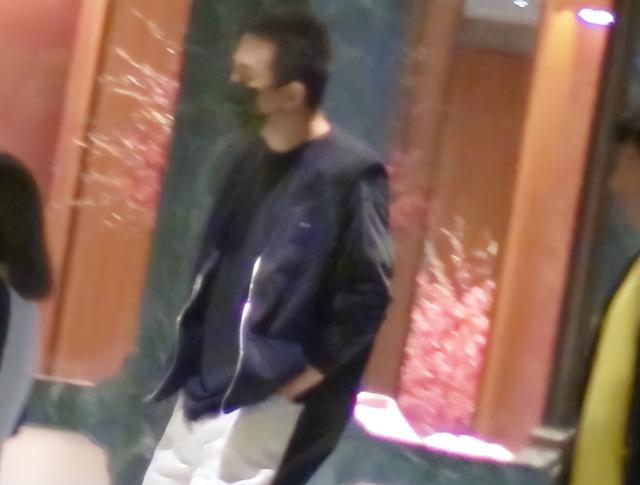 邓超|43岁邓超深夜聚会,满脸憔悴无精打采,弯腰驼背严重酷似张嘉益