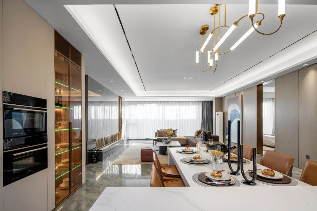 大户型的品质生活,简单中透露着清淡的奢华、高贵