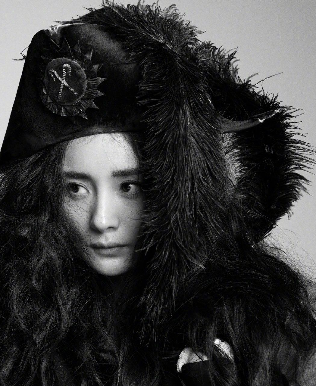 杨幂|35岁杨幂又拍写真了,小蛮腰大长腿真抢镜,头戴皮草似女海盗