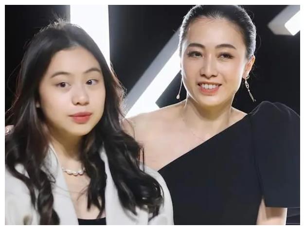 刘秀桦|刘秀桦跟甘比出席豪门派对，穿着华贵仍土气，跟邱淑贞女儿差太多