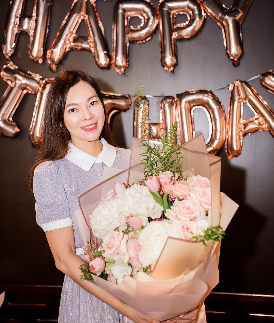 曾馨莹|曾馨莹：400亿阔太，结婚14年生3胎，还想为70岁的郭台铭拼4胎