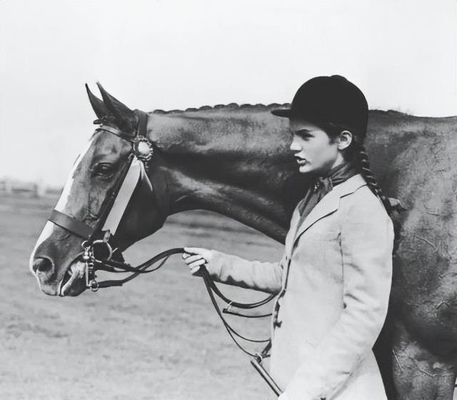 杰奎琳|1947年，18岁杰奎琳在社交舞会大出风头，3年后妹妹参加比她更美