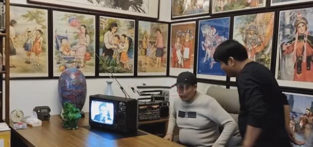 朱之文|大衣哥首次展示书房内景，墙面糊满年代画，架子码放“珍贵收藏”