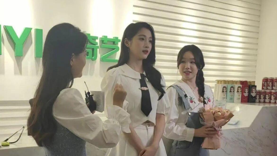 关晓彤|关晓彤这也叫“壮”？生图下的她不仅腰细，腿还又细又长