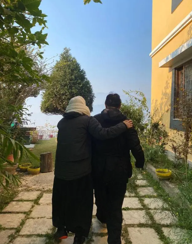 李连杰|李连杰又去拜佛,61岁利智和2个女儿陪同,他为什么如此热衷佛学