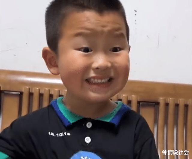 吉他|江苏一男孩弹琴表情夸张，不时闭眼享受音乐萌翻：没技巧全是感情