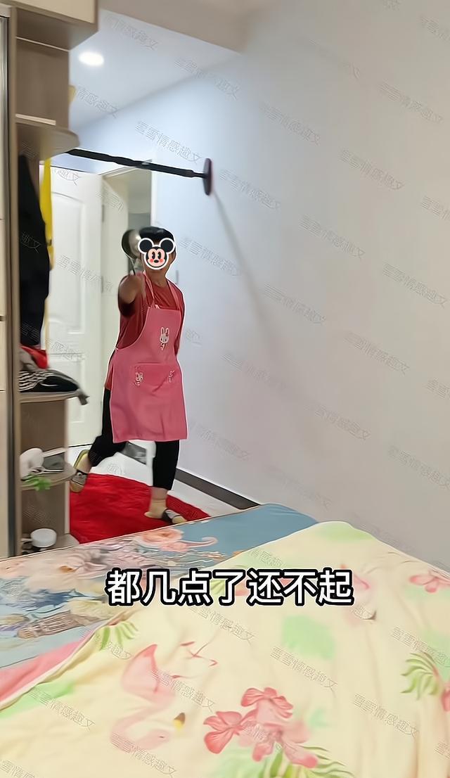 婆婆手持铁勺闯进儿媳房间,想叫她起床干活,看到钞票后态度变了