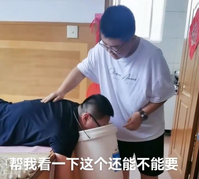 山东一男子醉酒趴床上想吐,儿子做法亮了,网友:不行再生一个吧