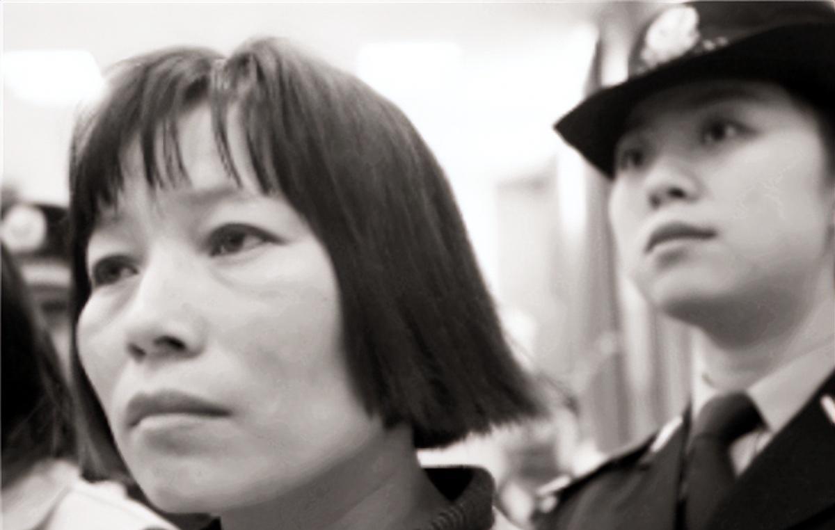 2010年拐卖33个婴儿的喻立香被判死刑,法庭上痛哭:我的孩子咋办