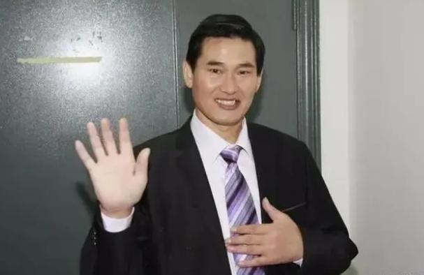 朱之文|大衣哥与美女粉丝坐吊椅，笑容满面眼神飘忽，网友：手往哪放？