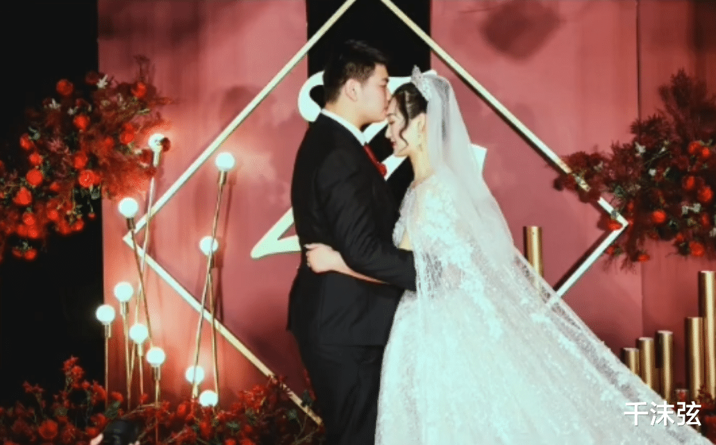 陈亚男|大衣哥儿子二婚太寒酸！没有三金首饰、伴郎伴娘，待遇不比陈亚男