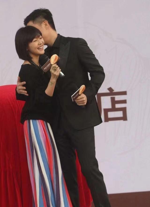 小S|小S与老公十指相扣现身，感情不和传闻不攻自破，小S变温柔气质