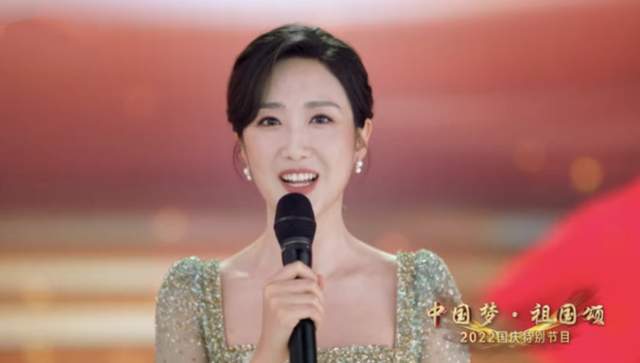 王嘉宁|28岁美女首次主持央视春晚状况多!太紧张抓坏牛仔裤,高跟鞋卡缝