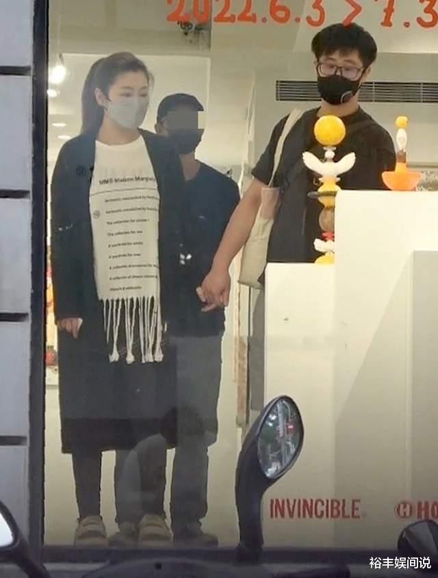 Selina|Selina与小7岁男友秀恩爱！手牵手看展览，无名指戴对戒疑似结婚