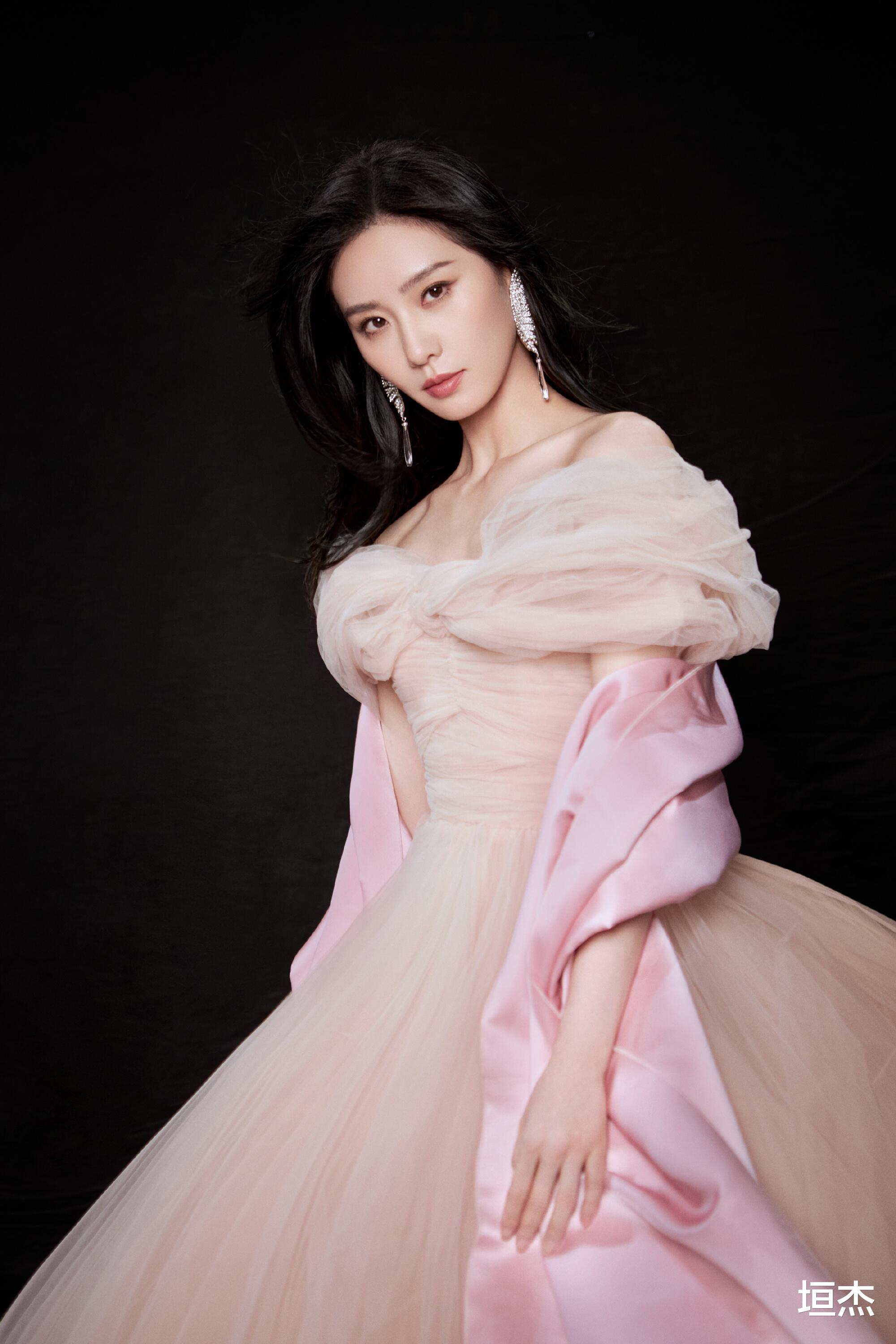 刘诗诗|又被刘诗诗美到了,穿高定礼裙优雅且端庄,真好看