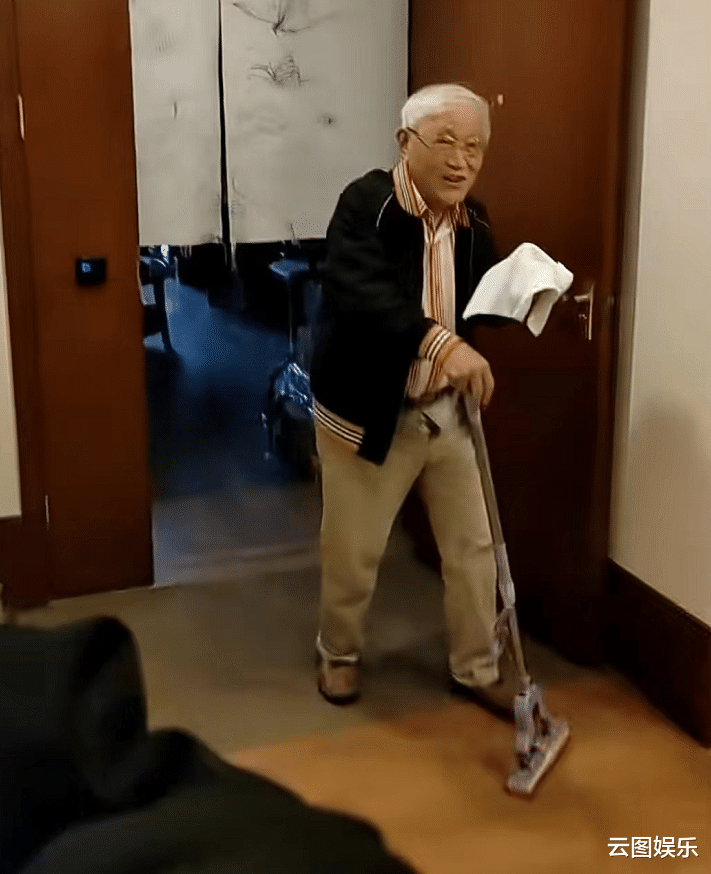 87岁牛犇养老院生活!步履蹒跚拿拖把当拐杖,须发皆白慈祥和蔼