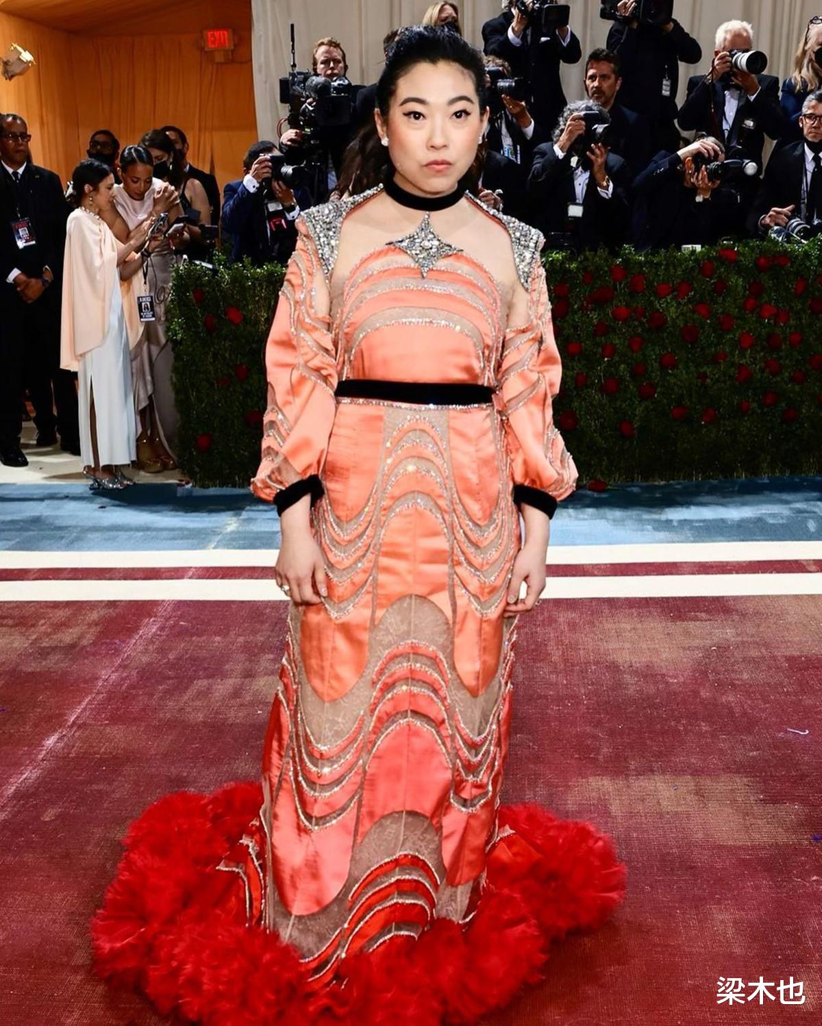 奥卡菲娜|故意眉尾上挑、脖子前倾，奥卡菲娜被骂上热搜，一点都不冤枉