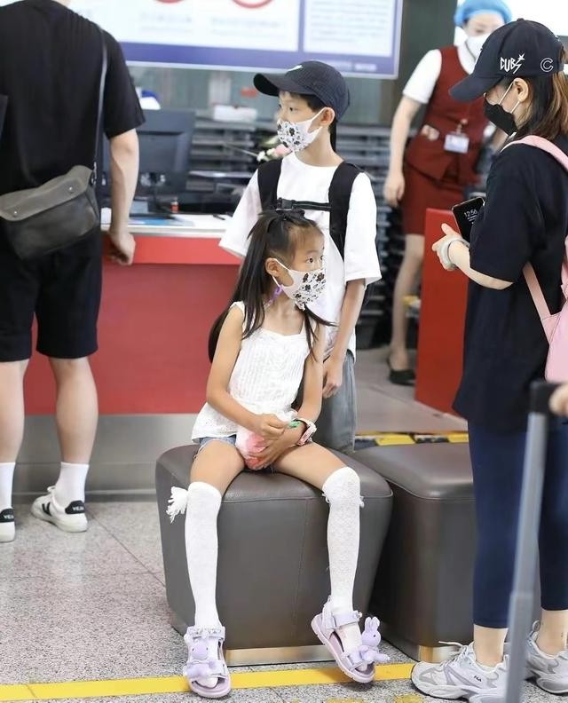姚晨|姚晨罕带儿女走机场！穿露脐装比超模优越，6岁女儿大长腿抢镜