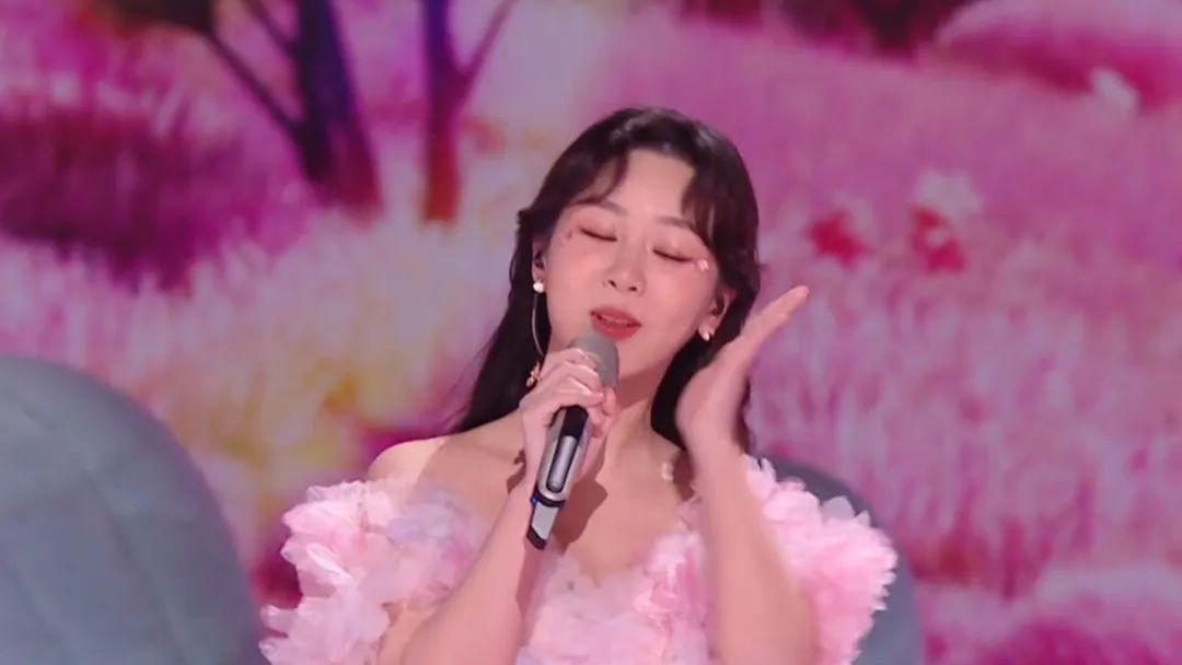 曾轶可|?曾轶可被维权！3小时演出迟到半小时打碟1小时，观众现场大喊退钱！