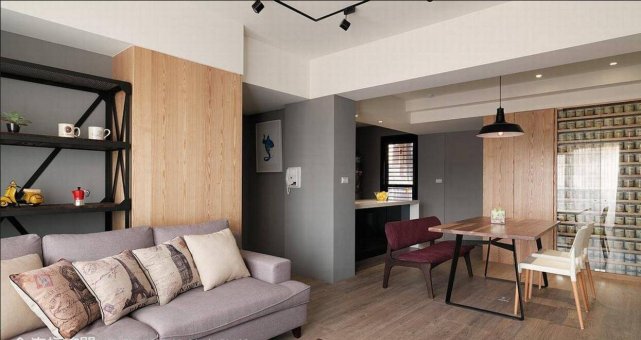 91平工业风三居室,让人难以察觉主卧房入口门隐藏其中