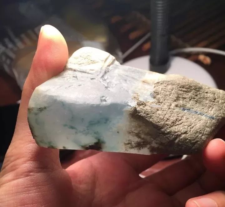 雕刻|一块莫西沙翡翠原石,切出高冰飘蓝花,雕刻成品大涨的全过程,美翻了! 小盈