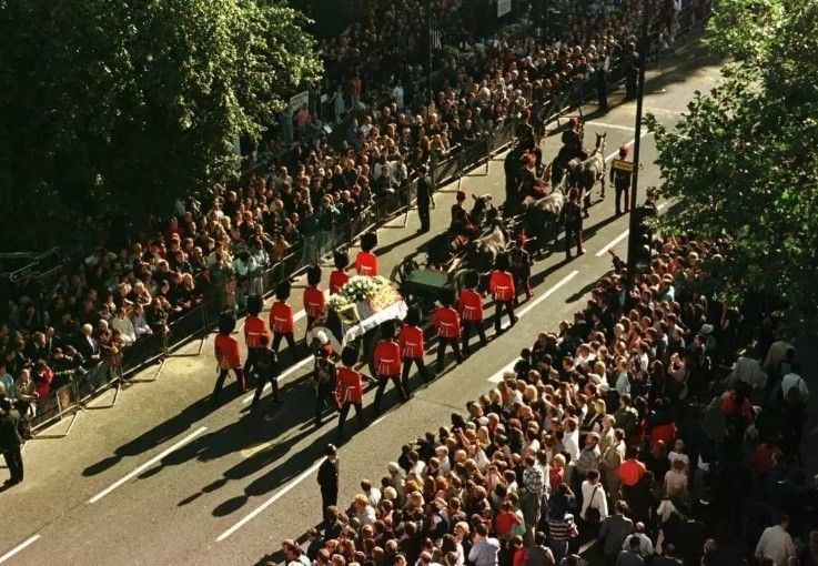 布鲁克林|戴安娜：一位离婚王妃的葬礼，场面盛大名流云集，威廉哈里最受伤