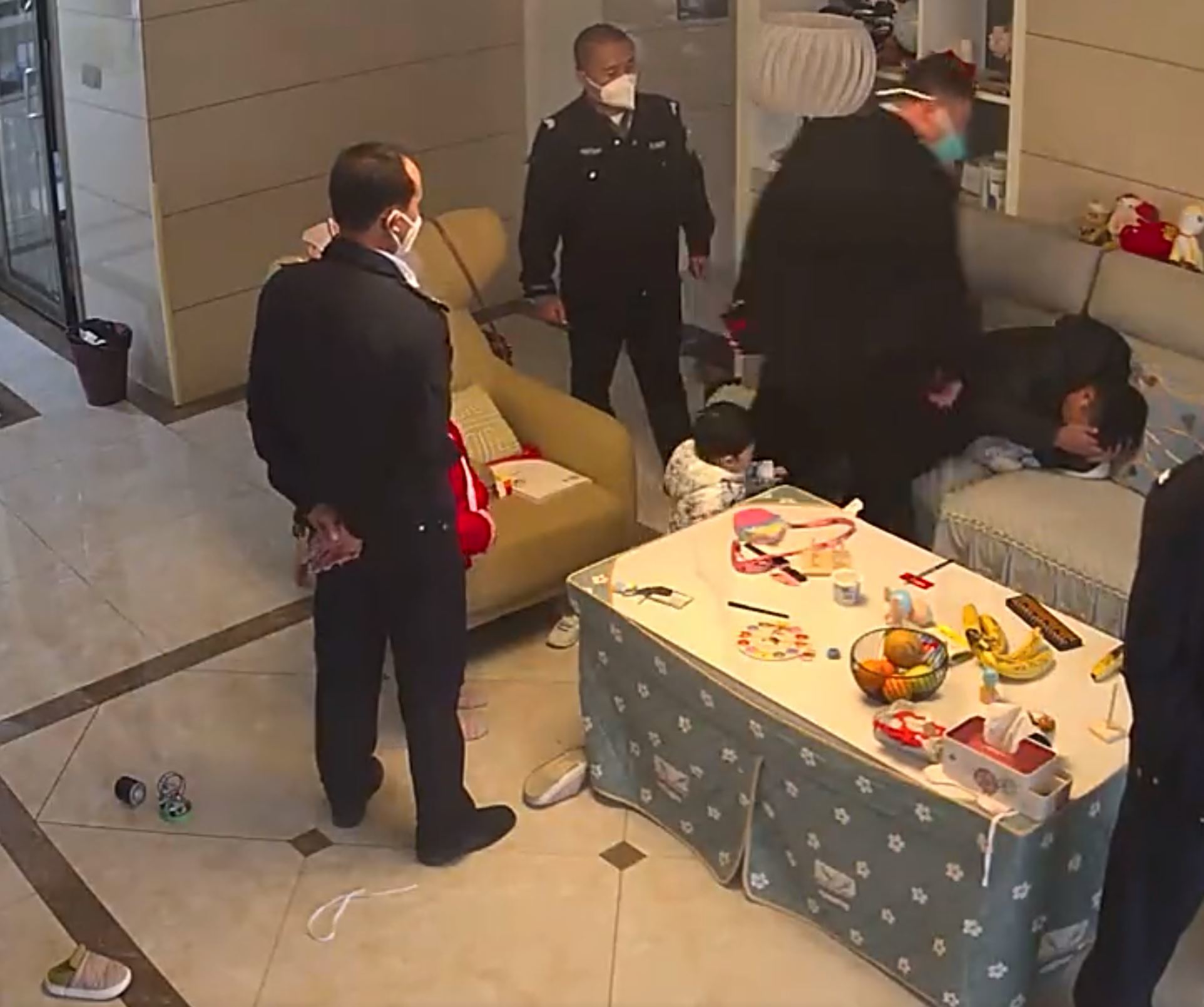 街道办主任上门殴打业主,威胁“你会死的很惨”,还有王法吗?