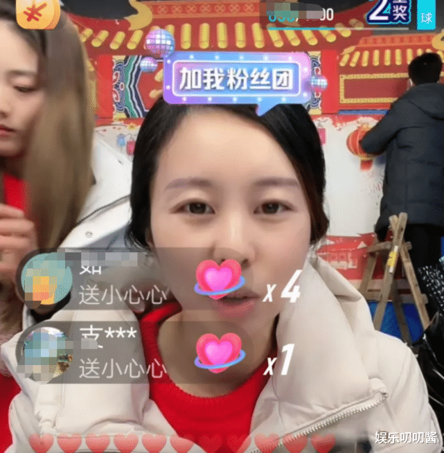 带货|田静三班倒直播卖货，郭威出镜啃鸡爪烘气氛，网友：吃相太难看