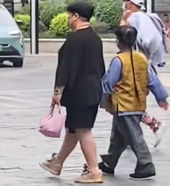 郭德纲|郭德纲二婚老婆露面探班，拎7万奢侈包浑身肉，儿子挺大肚很像爸
