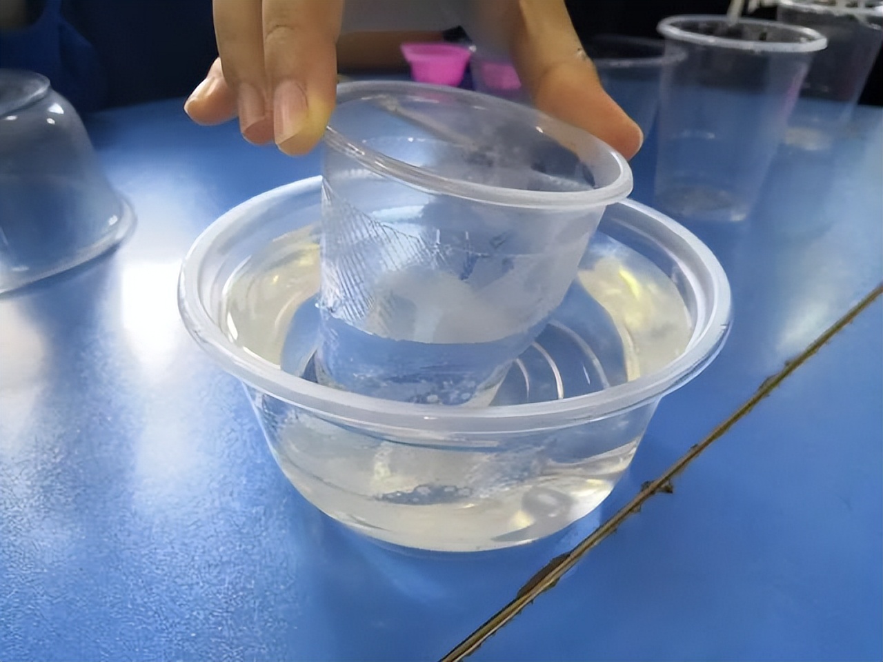 不锈钢杯子就比塑料杯子安全吗?不知多少人,被这个想法“害了”