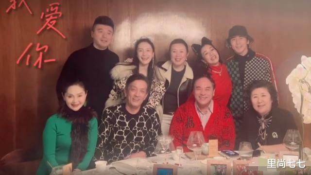 钟丽缇|钟丽缇陪公婆过节，在众长辈面前亲吻老公，公婆一脸憨笑看害羞