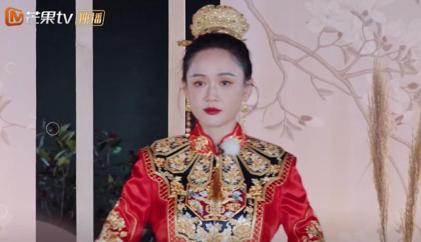 苗苗|苗苗首次穿中国嫁衣,雍容华贵撞脸章子怡,郑恺的气质有点配不上
