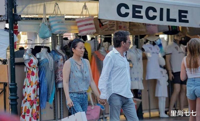 姜昆|巩俐私下素颜太真实了,皱纹明显眉毛剩一半,一身土味像普通大妈