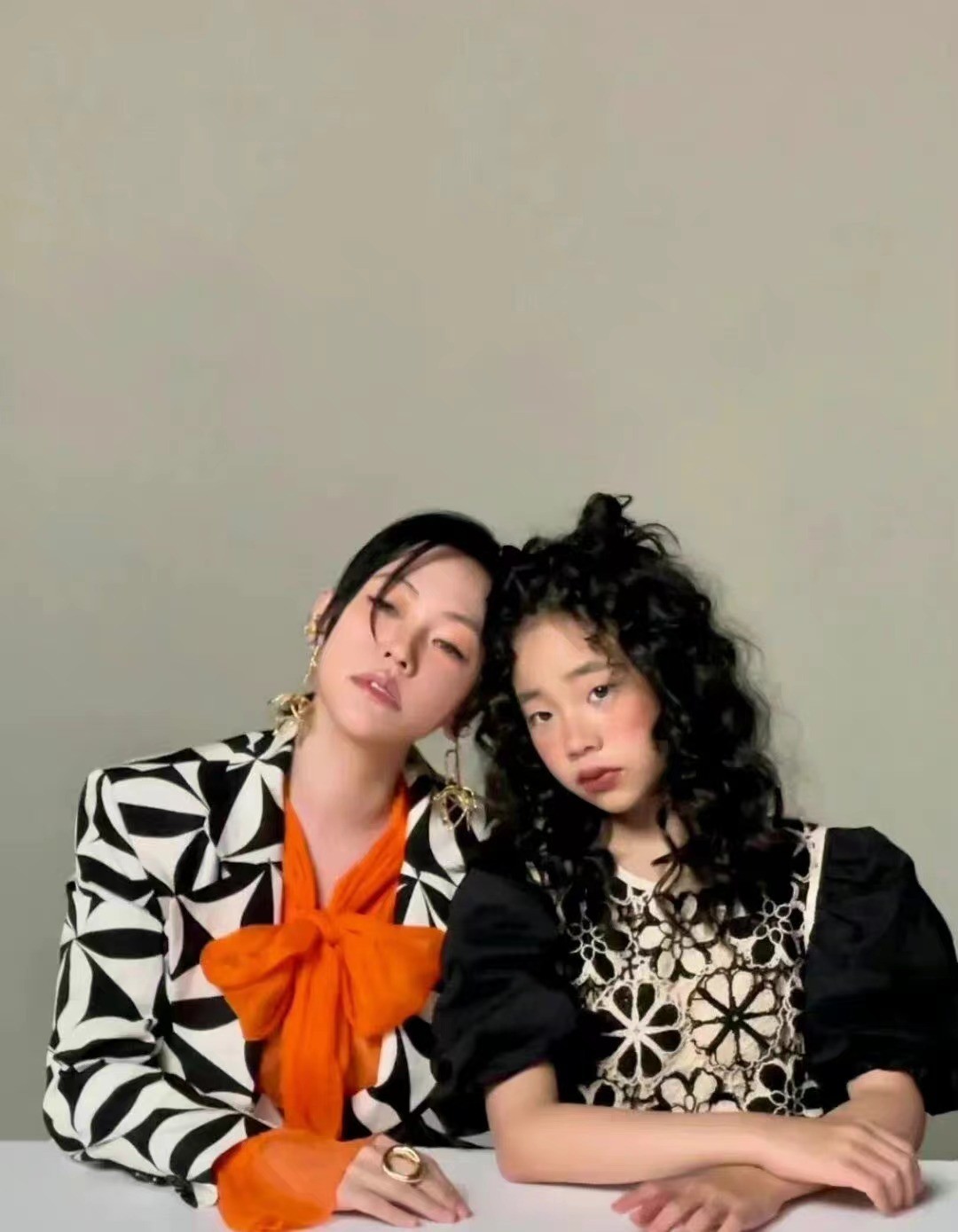 小S|小s三女儿真了不得!颜值低却大逆袭,烫爆炸头穿亮色赢了姐姐们