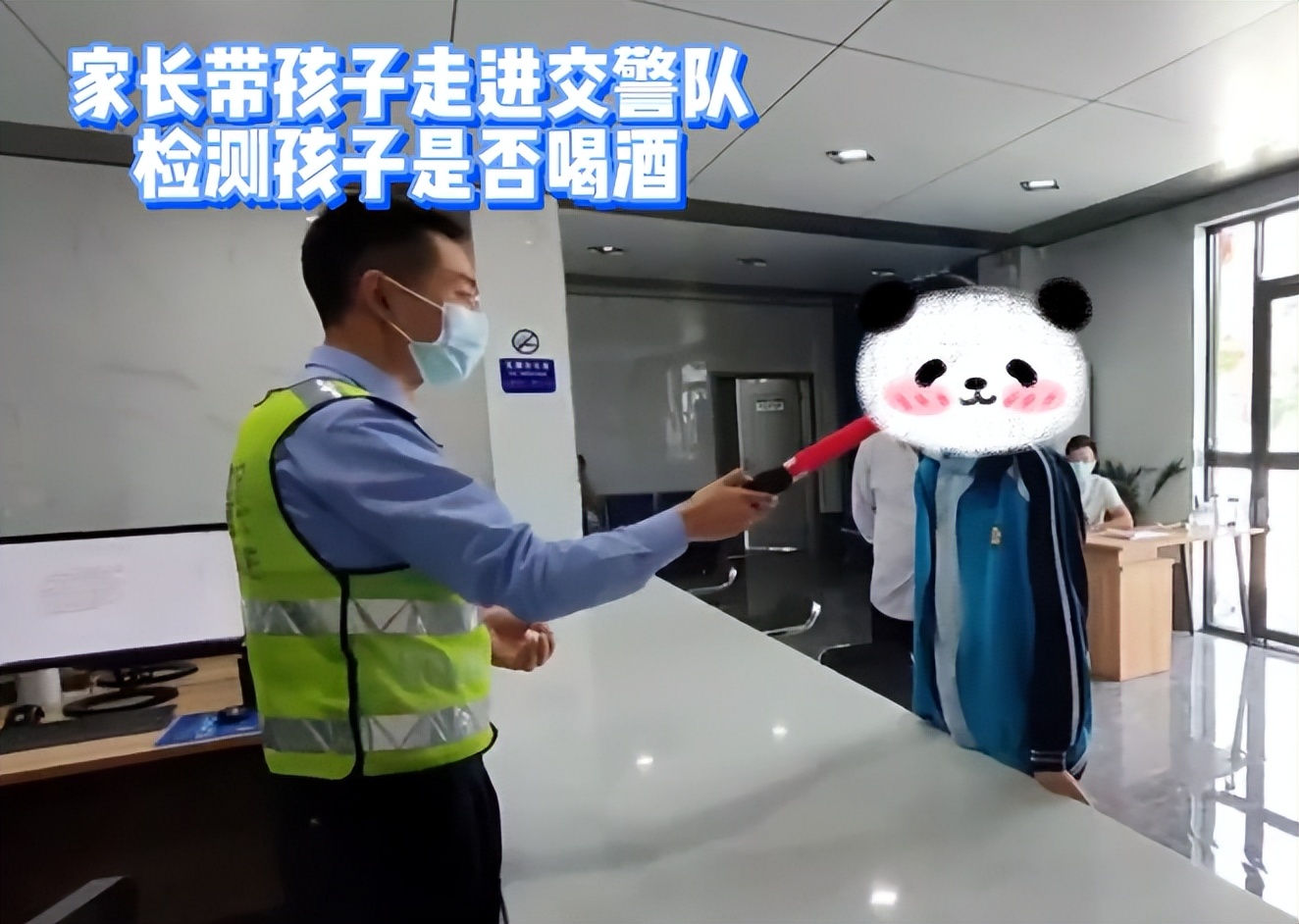 老师怀疑男孩喝酒,爸爸带他去交警队证清白,父母的信任太重要了