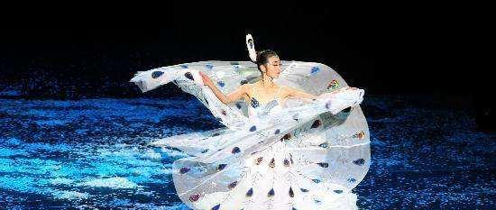 杨丽萍|64岁杨丽萍再跳孔雀舞，身材纤细皮肤紧致，一天演5场不嫌累