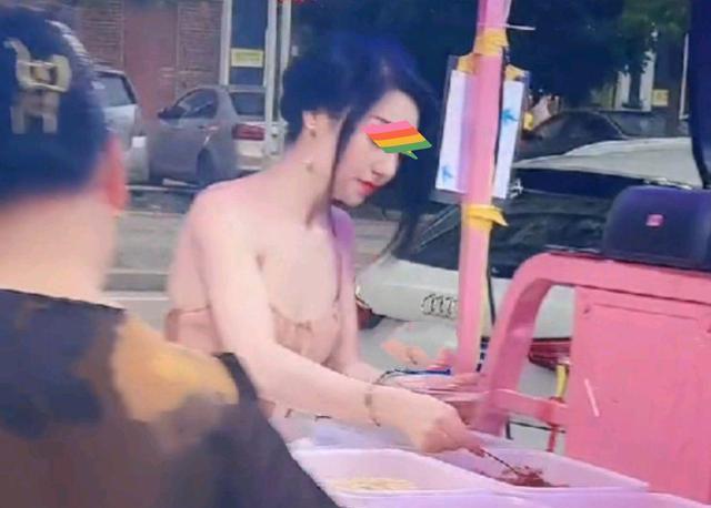女子穿着吊带卖凉粉,很多男顾客驻足围观,站在一旁边吃边看