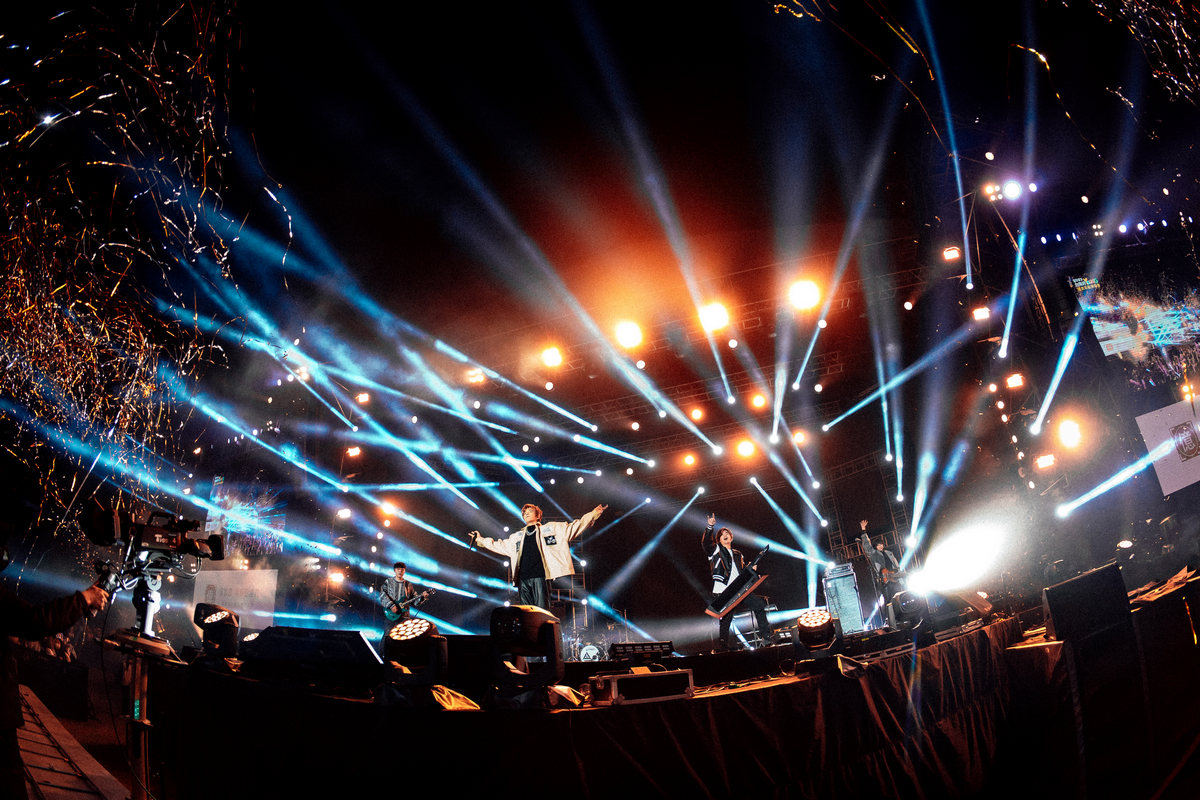 八三夭|八三夭助阵台南《摇滚耶诞演唱会》，与八万观众嗨翻现场共度平安夜！