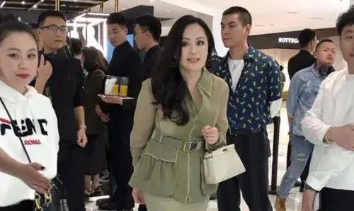 章小蕙|败光2个“亿万男人”家产，独自还清2.5亿债务，章小蕙今身价百亿