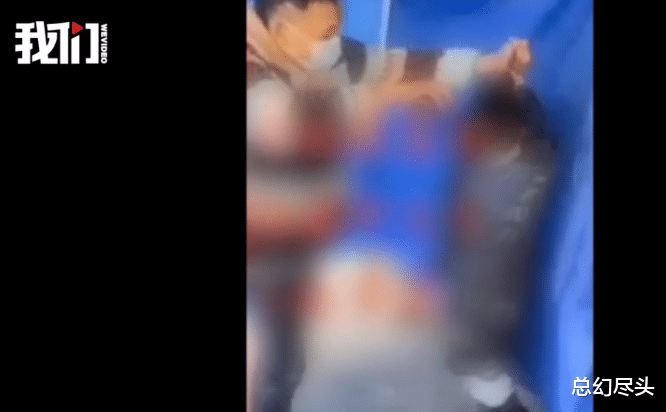 浙江台州,网传一女子被几名男子用胶带捆绑住手脚,并泼洒墨水