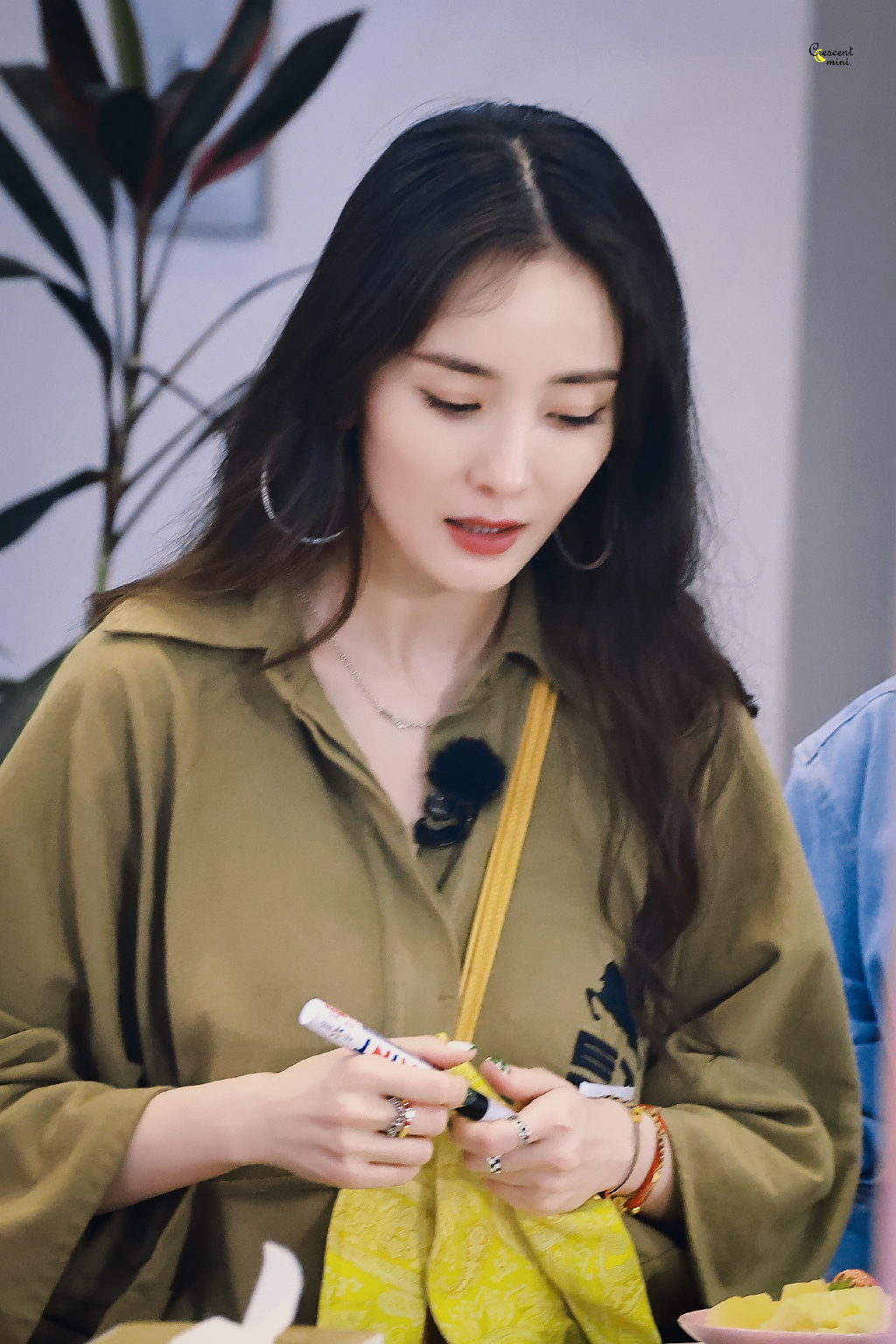 杨幂|杨幂《花少3》路透曝光！后面的赵今麦太显眼了，颜值对比有差距