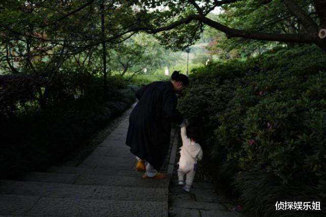 朱丹|朱丹夫妇带儿女出游，周一围被调侃“仙风道骨”，揪揪发型超抢镜