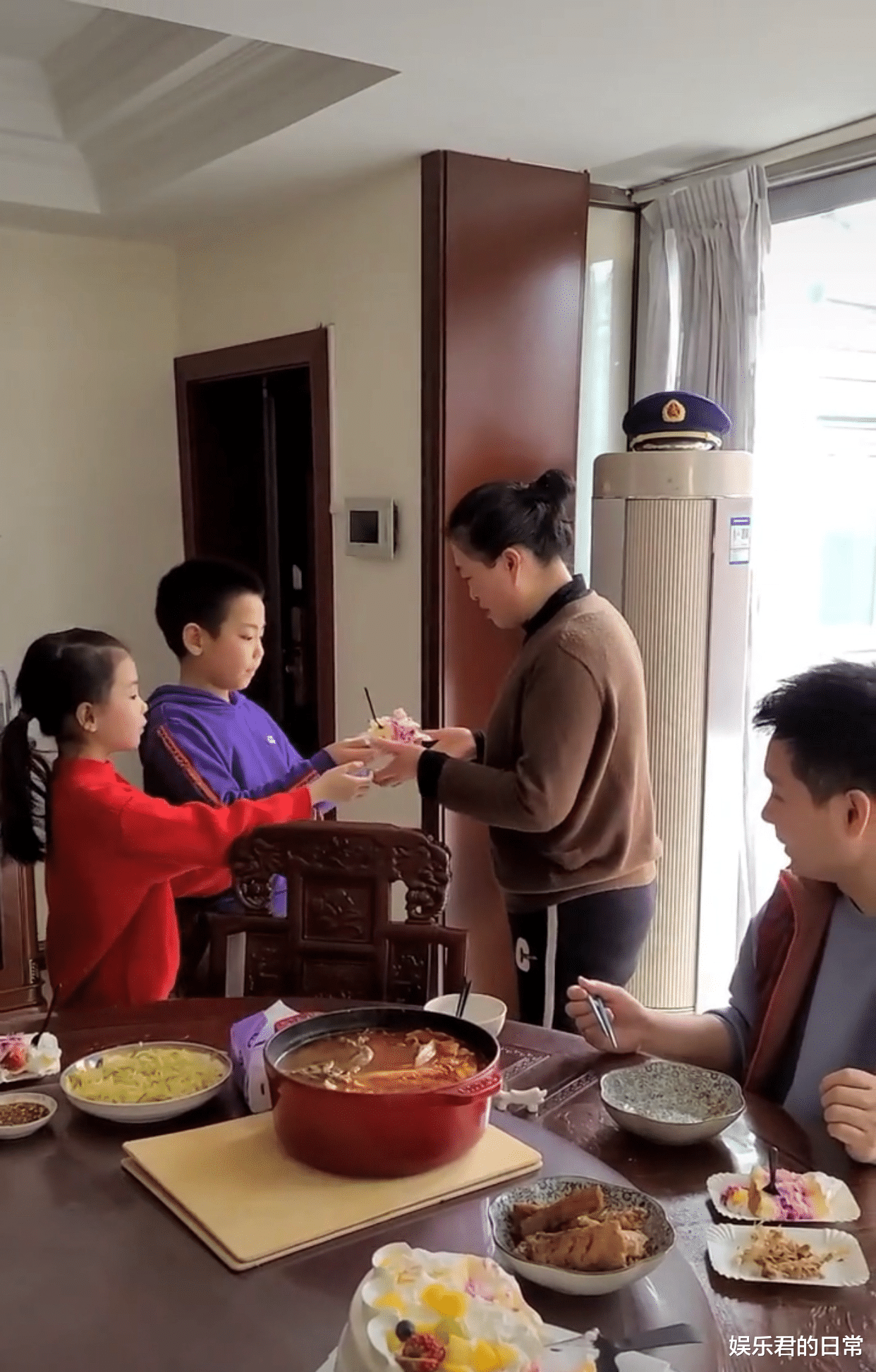 刘和刚|刘和刚给母亲低调庆生，一家八口吃家常小菜，十几瓶茅台意外抢镜