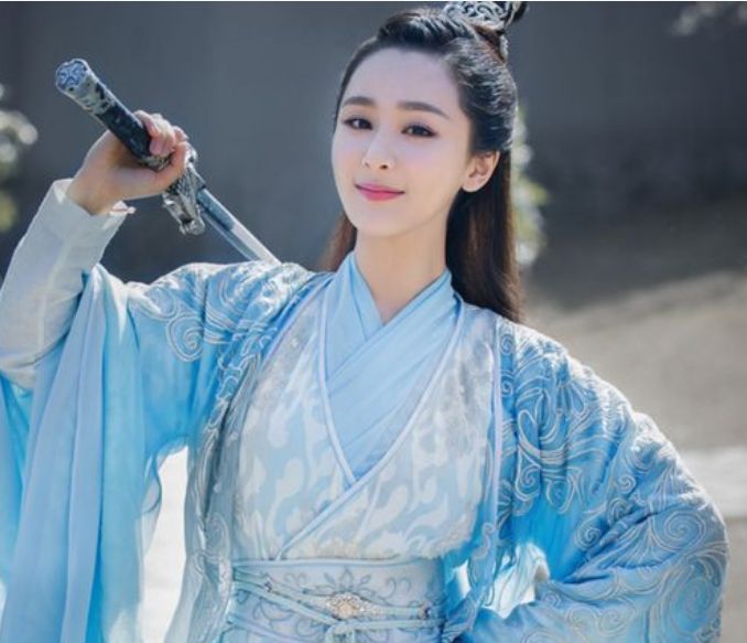 景甜|《余生》正在热播,杨紫下巴凹陷回弹,网友:能换个好的医生吗?