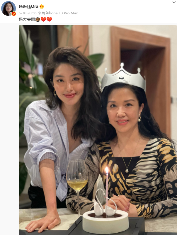 杨采钰|杨采钰在海边放飞自我，穿比基尼秀出火辣身材，皮肤晒黑姿态性感