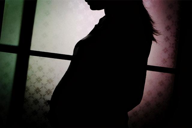 印度姐弟一起看视频,内容令人面红耳赤,半年后发现15岁姐姐怀孕