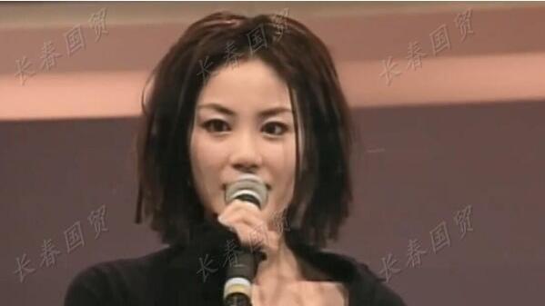 王菲|王菲25岁青涩旧照曝光，皮肤白皙五官精致，满脸胶原蛋白