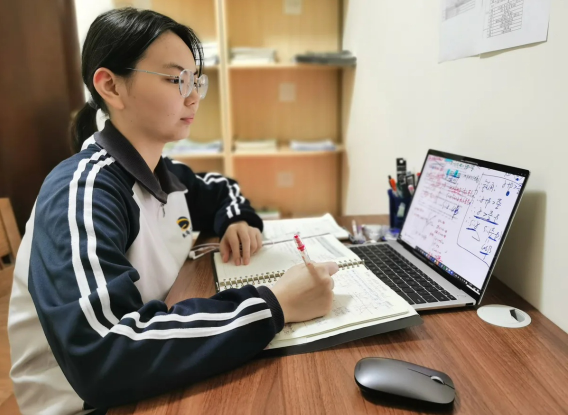“不付费就别想上课”,韭菜割到学生身上,教育部还能坐视不管吗